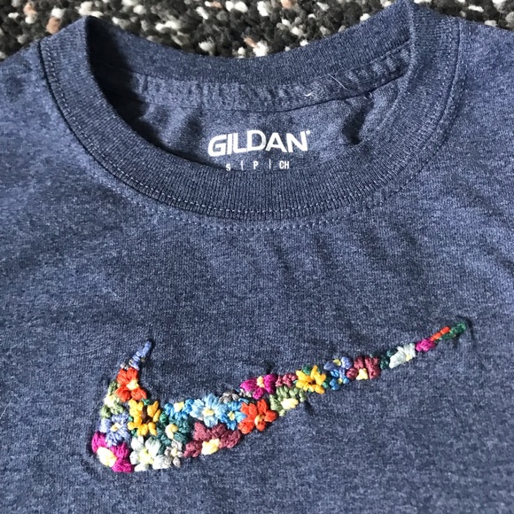 Hand-Sew nike swoosh T-shirt - Picture 1 of 2